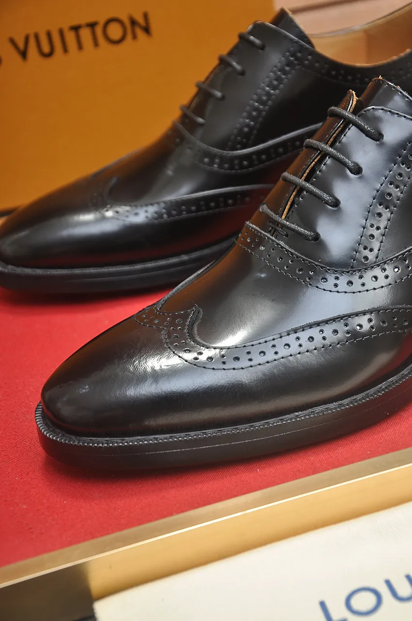 Men's men's shoes 💰500💶 [LV] (original single cowhide lining) 🍀LV's latest genuine leather business suit shoes are launched simultaneously on the official website. The first-layer cowhide imported from Italy is made of heavy gold, 💥official website 1:1 rubber outsole. Versatile to wear, high-end without losing class, and the color combination is extraordinary. This four-season style is alluring when worn on your feet, showing off your big-name flair. Standard code 38-45 (45 customized)